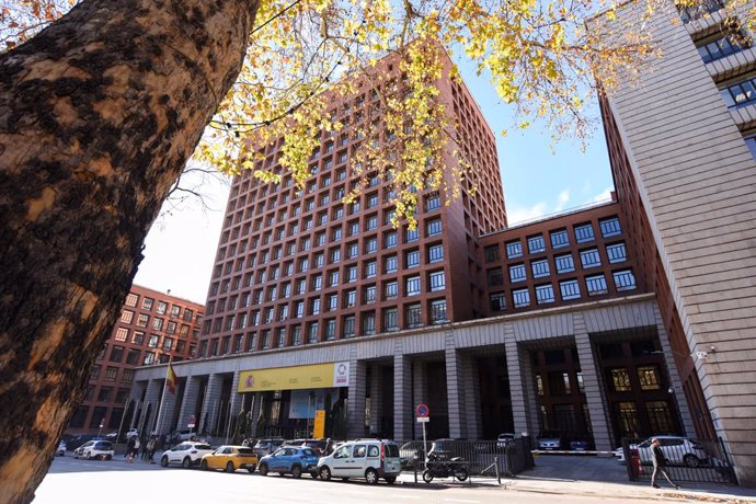 Fachada de la sede del Ministerio de Sanidad, a 5 de enero de 2024, en Madrid (España). La Casa Sindical es un edificio ubicado en el Paseo del Prado en Madrid. Es la sede tradicional del Ministerio de Sanidad. Recientemente, también alberga al Ministerio