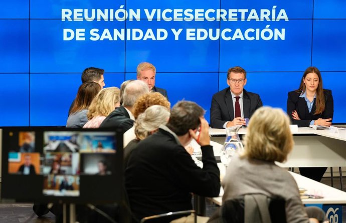 El presidente del PP, Alberto Núñez Feijóo, ha mantenido una reunión con los consejeros de Educación del partido