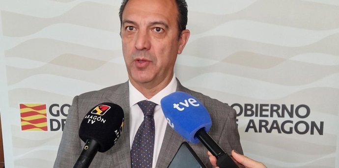 Archivo - El consejero de Sanidad del Gobierno de Aragón, José Luis Bancalero Flores.