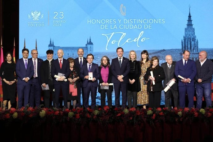 El alcalde de Toledo, Carlos Velázquez, ha presidido este martes en el Día de San Ildefonso, Patrón de la ciudad, el acto de entrega de Honores y Distinciones de la ciudad de Toledo