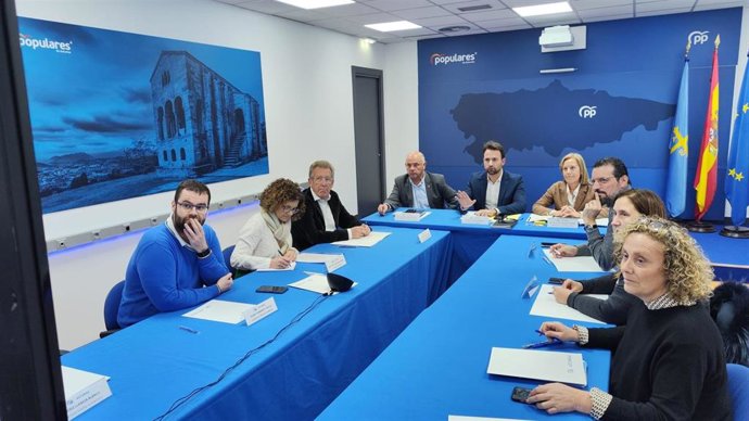 Reunión entre el presidente del PP de Asturias, Álvaro Queipo, alcaldes y alcaldesas del PP