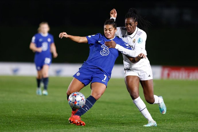 Archivo - Jessica Carter y Naomie Feller pelean por un balón en el Real Madrid-Chelsea de la Liga de Campeones 23-24