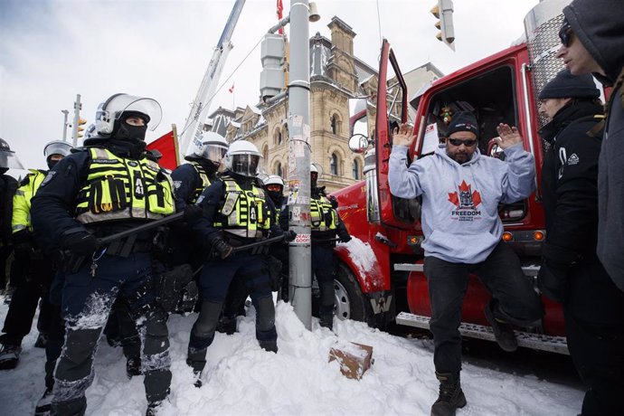 Archivo - Agentes de Policía de Canadá desalojan a manifestantes a bordo de sus camiones en protesta por las restricciones impuestas por la COVID-19, en febrero de 2022.