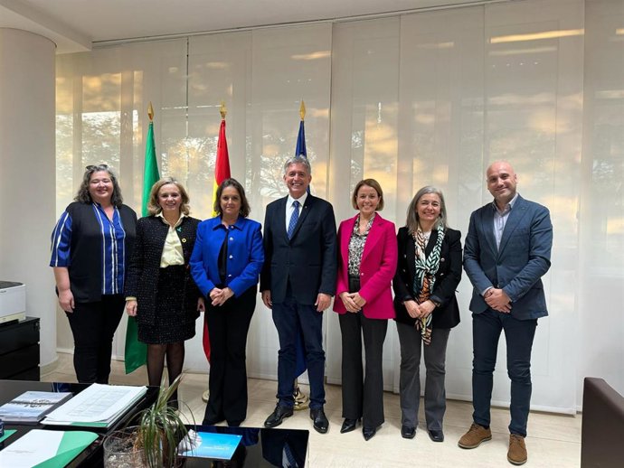 Reunión de la consejera de Salud y Consumo de la Junta de Andalucía, Catalina García,  y el Colegio de Fisioterapeutas de Andalucía