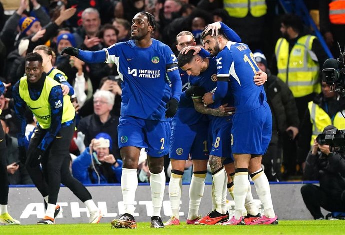 23 January 2024, United Kingdom, London: Chelsea's Enzo Fernandez (C) celebrates scoring their side's second goal of the game with team-mates during the English Carabao Cup semi final second leg match between Chelsea and Middlesbrough at Stamford Stadiu