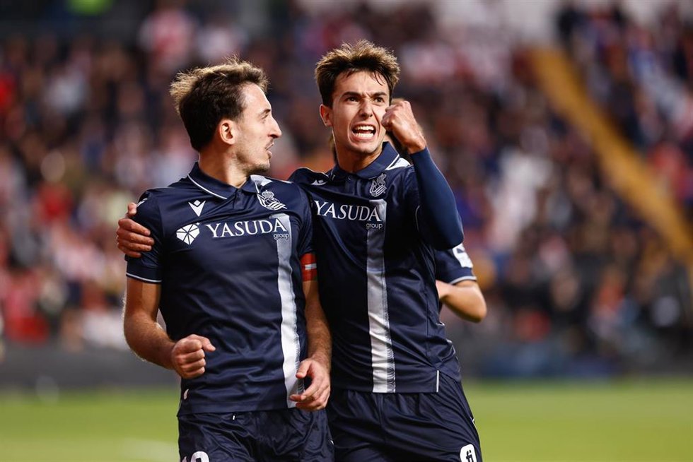 Archivo - Mikel Oyarzabal celebra un gol de la Real Sociedad con Martín Zubimendi