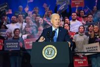 Interrumpen en repetidas ocasiones un discurso de Biden: "Deja de financiar genocidios"