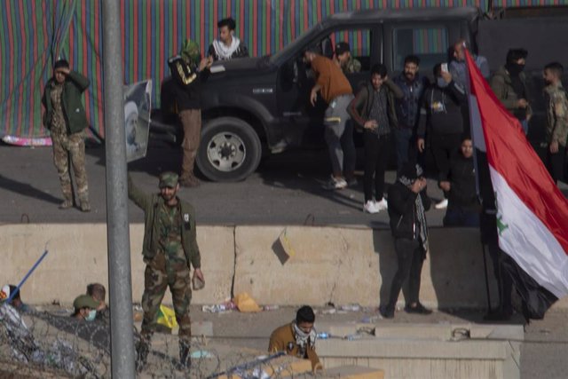 Archivo - Grupos de manifestantes violentos de la milicias iraquíes proiraníes se enfrentan a las fuerzas de seguridad de Irak frente al recinto de la Embajada estadounidense el 1 de enero de 2020 en Bagdad