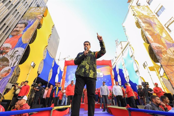 El presidente de Venezuela, Nicolás Maduro, dirgiéndose a un grupo de manifestantes durante unas marchas convocadas por el Gobierno