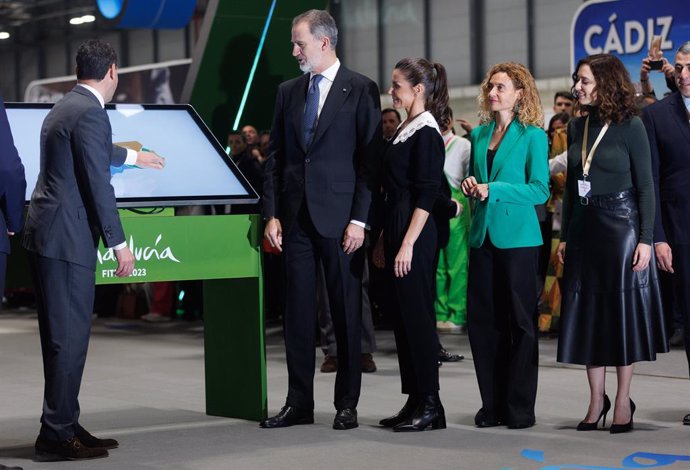 Archivo - (I-D) El presidente de la Junta de Andalucía, Juanma Moreno; el Rey Felipe VI; la Reina Letizia; la presidenta del Congreso, Meritxell Batet y la presidenta de la Comunidad de Madrid, Isabel Díaz Ayuso, durante la inauguración del pabellón de 