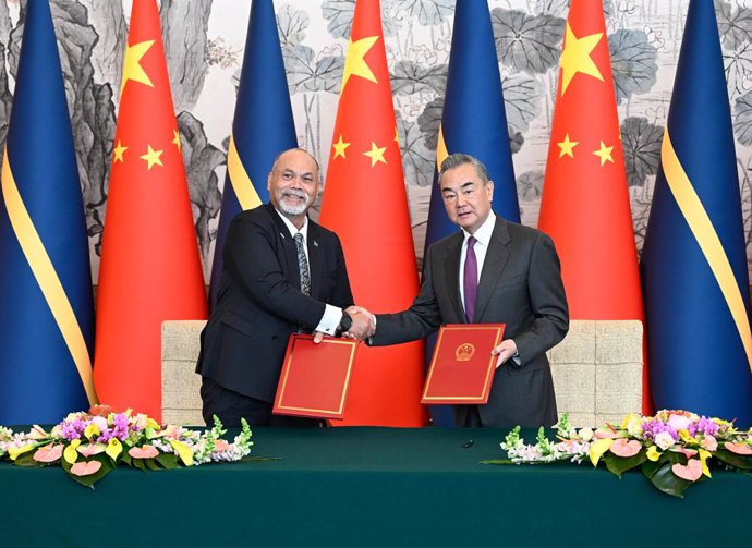 El ministro de Exteriores de China, Wang Yi (d), junto a su homólogo de Nauru, Lionel Aingimea (i), durante la firma en Pekín del acuerdo para el restablecimiento de relaciones diplomáticas