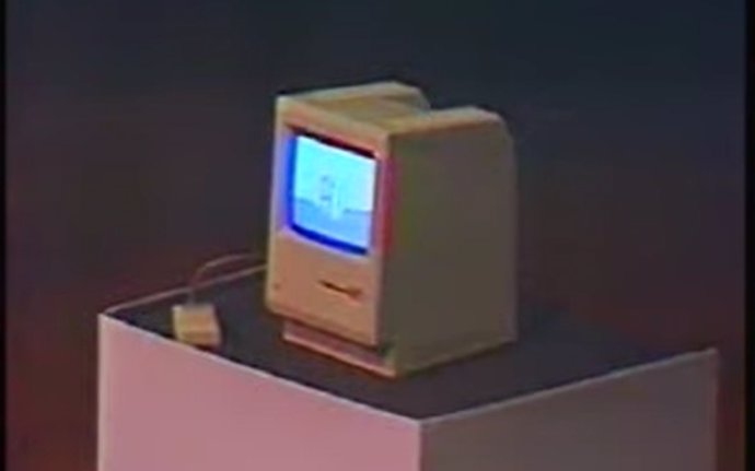 Captura del Macintosh 128K durante el evento de su presentación, en 1983