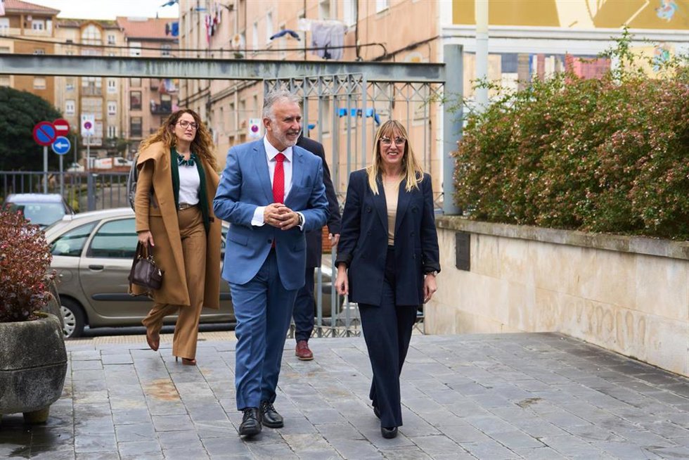 La nueva directora general de Memoria Histórica del Gobierno de España, Zoraida Hijosa, camina detrás del ministro Ángel Víctor Torres en un reciente acto en Santander