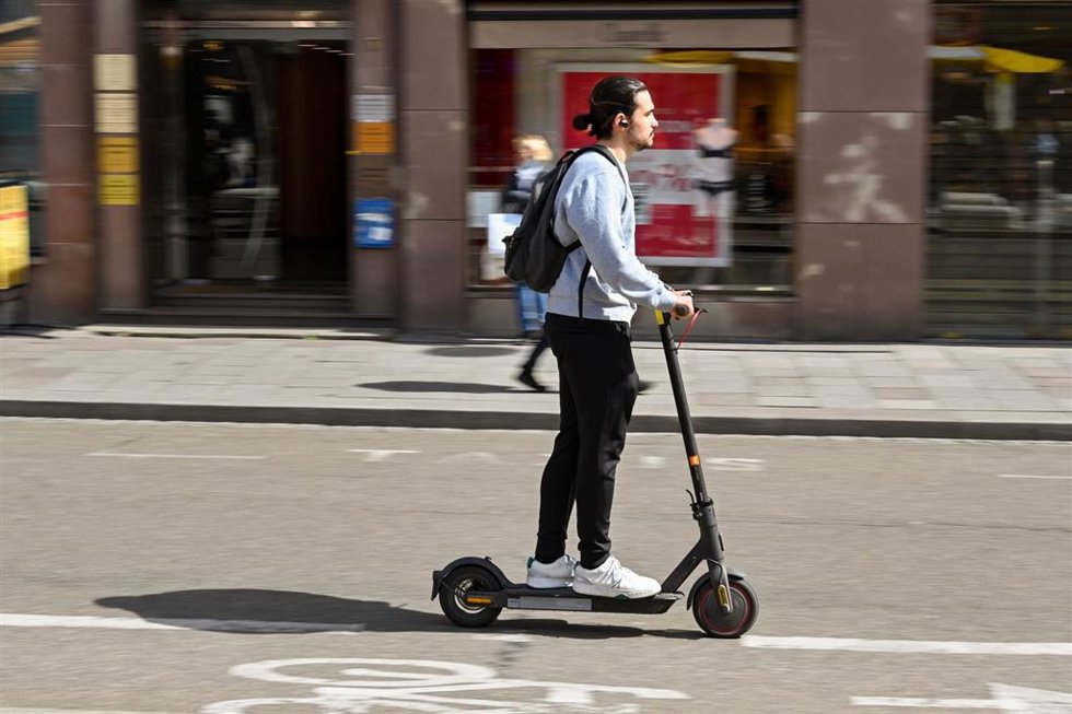 Archivo - Usuario conduce un patinete eléctrico