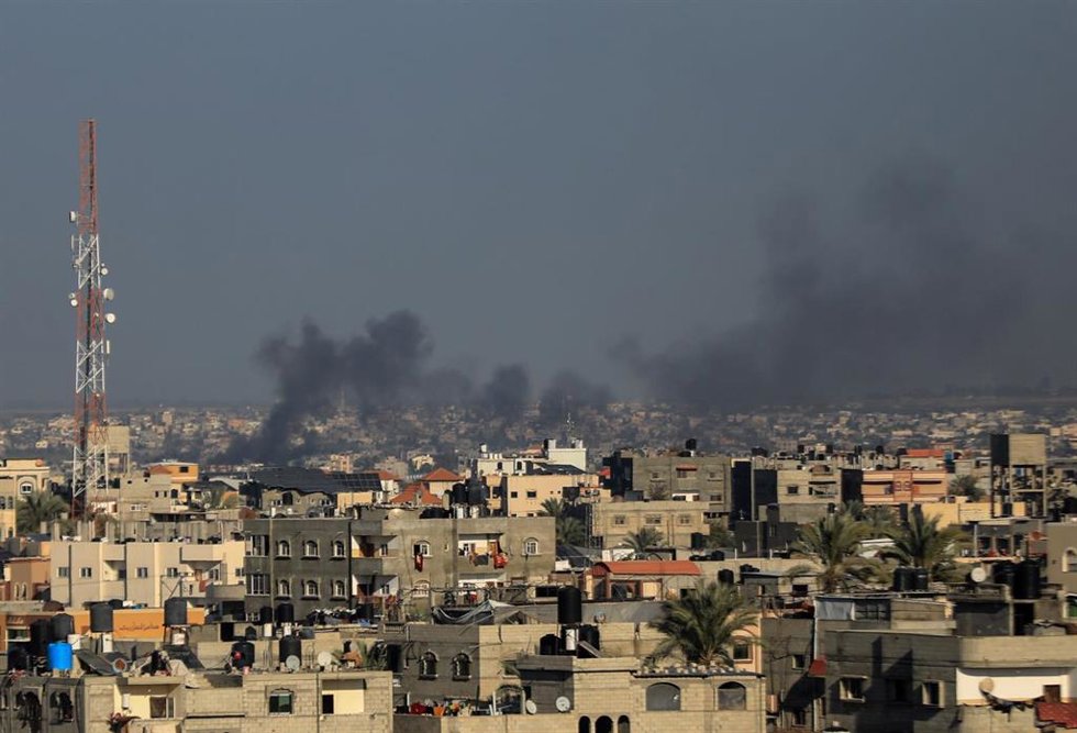 Columna de humo tras un bombardeo de Israel contra Jan Yunis, en el sur de la Franja de Gaza (archivo)