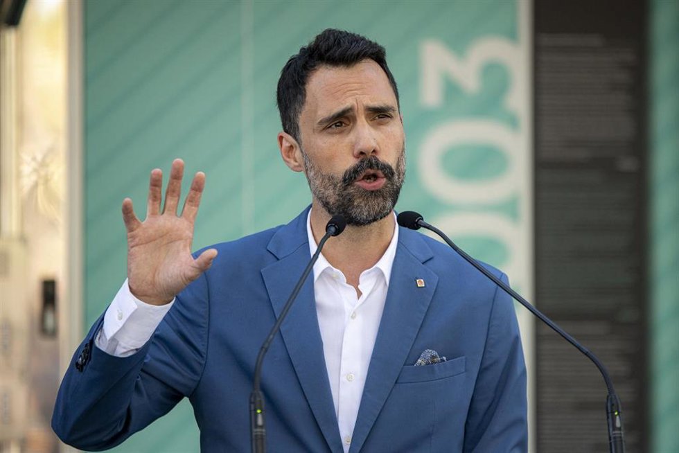 Archivo - El conseller de Empresa y Trabajo, Roger Torrent, interviene tras la firma de un convenio de colaboración con el ceo de la Copa América