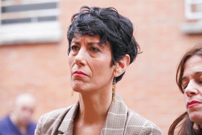 Archivo - La ministra de Inclusión, Seguridad Social y Migraciones, Elma Saiz, durante su visita al Centro de formación Ignacio Ellacuría, junto a la vicelehendakari Idoia Mendia, a 15 de enero de 2024, en Vitoria-Gasteiz, Álava, País Vasco (España). Du
