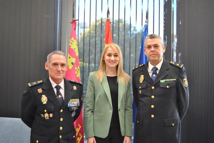 La delegada del Gobierno en la Región de Murcia, Mariola Guevara, ha recibido este miércoles al inspector-jefe de la Policía Nacional Miguel Marcos Castro Martín, que asume el puesto de jefe de la Comisaría Local de Molina de Segura