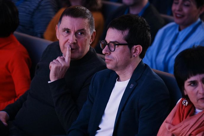 Archivo - El coordinador general de EH Bildu, Arnaldo Otegi (i), y el candidato de EHBildu a Lehendakari, Pello Otxandiano (d), durante la Asamblea General de Hegoalde de EHBildu, en Bizkaia Aretoa, a 13 de enero de 2024, en Bilbao, Bizkaia