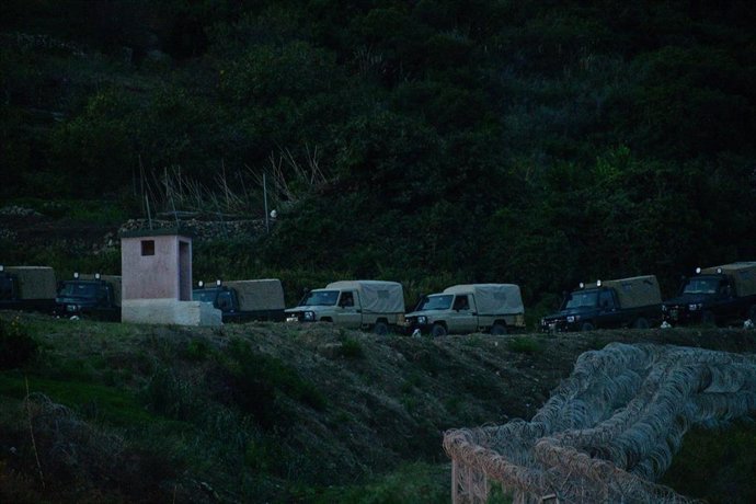 Archivo - Vehículos de militares vigilan el paso fronterizo de la barriada de Benzu, en Ceuta