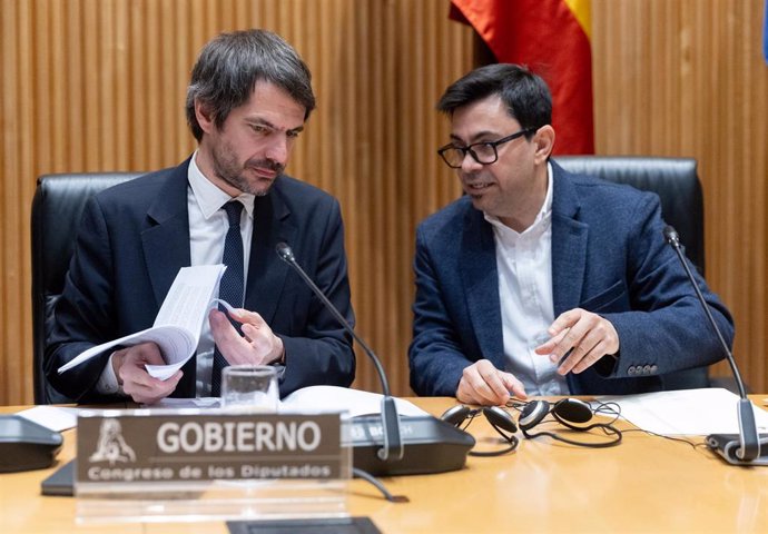 El ministro de Cultura, Ernest Urtasun (i), y el secretario primero de la Mesa del Congreso, Gerardo Pisarello (d), a su llegada a la Comisión de Cultura, en el Congreso de los Diputados, a 22 de enero de 2024, en Madrid (España).