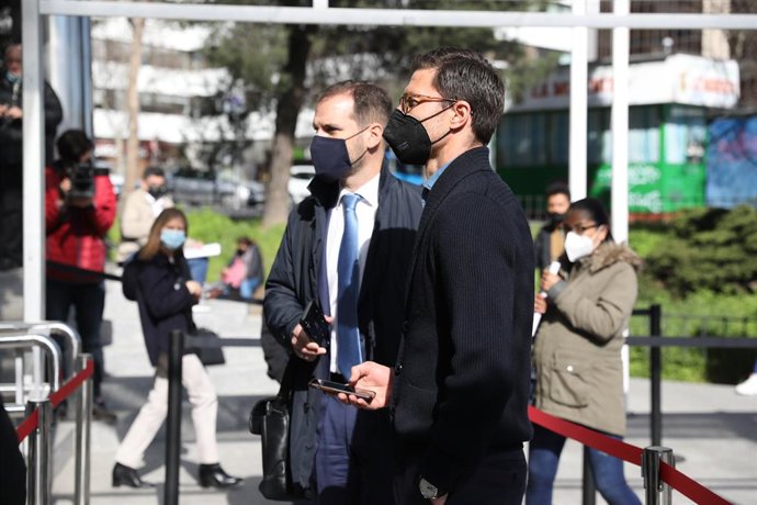 Archivo - El futbolista Xabi Alonso (d) entra acompañado a los Juzgados de Plaza de Castilla, Madrid (España), a 15 de marzo de 2021. Xabi Alonso acude a los tribunales casi dos meses después de que el Tribunal Superior de Justicia de Madrid (TSJM) anul