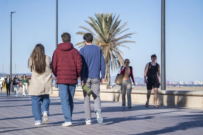 Archivo - Arxiu - Un grup de persones passeja pel port de la platja de la Malvarrosa un dia de gener