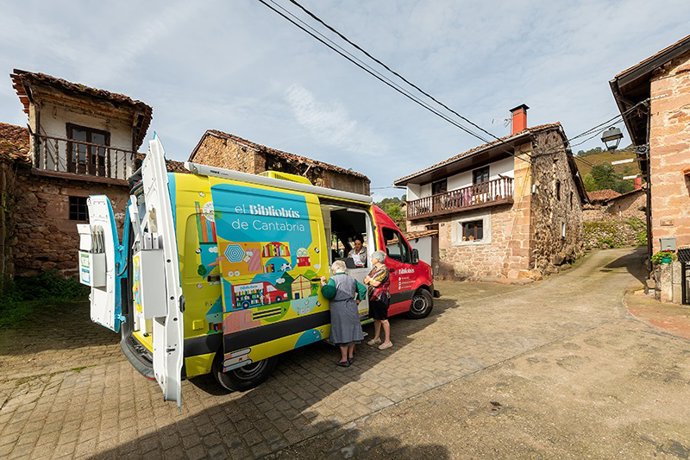 Archivo - El bibliobus en una de sus paradas en una localidad de Cantabria