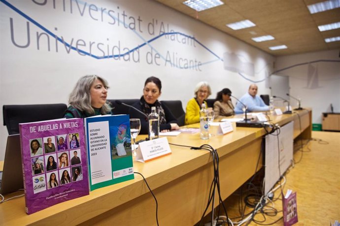 Archivo - La UA publica 'De abuelas a nietas', una investigación con historias de vida de once mujeres gitanas para visibilizarlas y homenajearlas