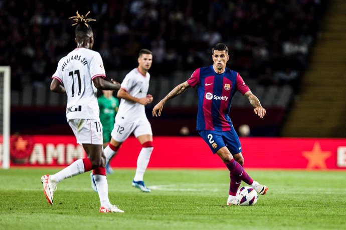 Archivo - Joao Cancelo, jugador del FC Barcelona, y Nico Williams, jugador del Athletic Club.