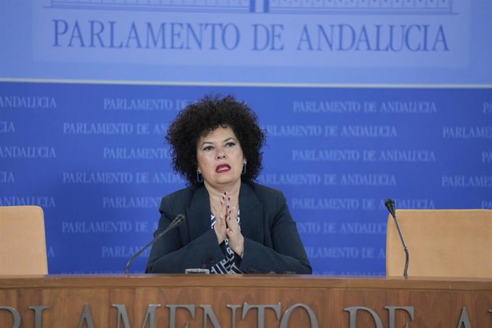 La diputada de Adelante Andalucía Maribel Mora, en rueda de prensa en el Parlamento.