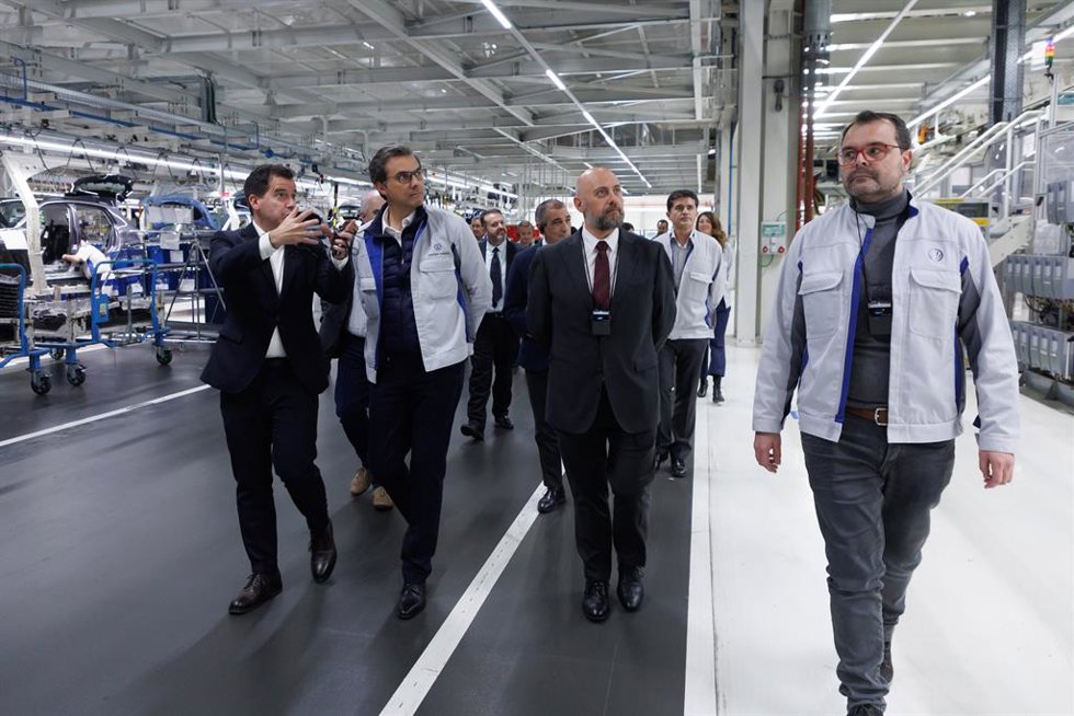 Los consejeros Irujo, Arasti, Aierdi y Chivite, durante su vista a Volkswagen este martes por la tarde, junto al presidente de la planta de Landaben, Michael Hobusch.