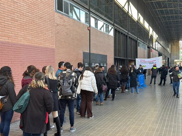 Protesta de Ustec·Stes antes de un acto de recibimiento de docentes noveles en L'Hospitalet de Llobregat (Barcelona)