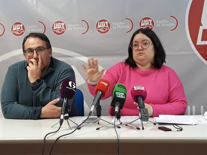 La secretaria general de FeSMC UGT Castilla-La Mancha, Ana González, en rueda de prensa.