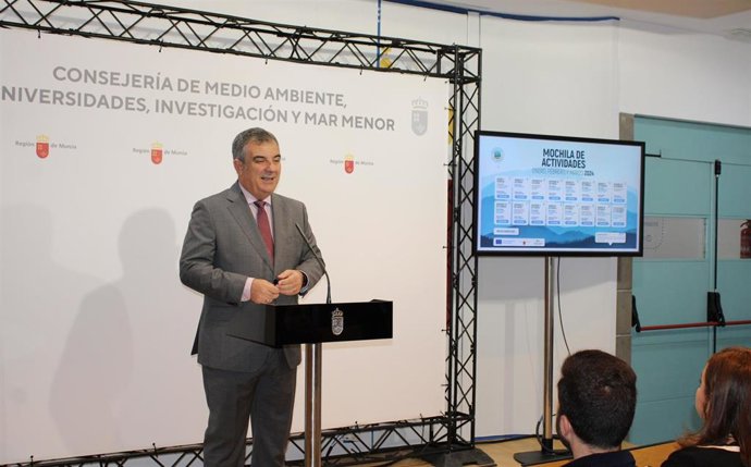 El consejero de Medio Ambiente, Universidades, Investigación y Mar Menor, Juan María Vázquez, presenta la 'Mochila de Actividades' del primer trimestre de 2024.