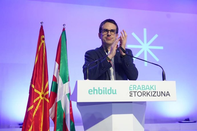 Archivo - El candidato de EHBildu a Lehendakari, Pello Otxandiano, interviene durante la Asamblea General de Hegoalde de EHBildu, en Bizkaia Aretoa, a 13 de enero de 2024, en Bilbao, Bizkaia