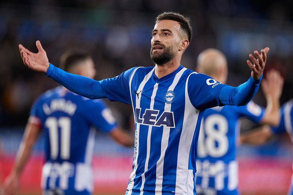 Archivo - El extremo argelino Abde Rebbach celebra un gol con el Deportivo Alavés ante el Granada CF en un partido de LaLiga EA Sports 2023-2024 en Mendizorroza.