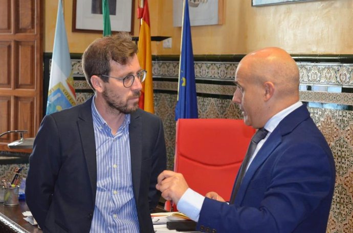 El subdelegado del Gobierno en Sevilla, Francisco Toscano, ha realizado su primera visita institucional a Sanlúcar la Mayor, donde se ha reunido con el alcalde, Raúl Castilla.