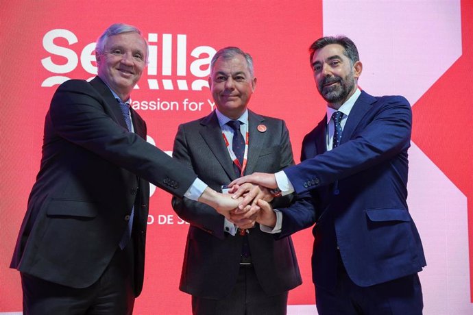 El presidente de CEAV, el alcalde de Sevilla y el vicepresidente de la citada entidad, en el stand de Sevilla en Fitur.