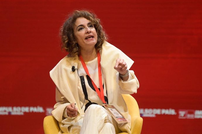 La vicepresidenta Primera del Gobierno y Ministra de Hacienda, María Jesús Montero, durante la convención política del PSOE, a 20 de enero de 2024, en A Coruña, Galicia (España).