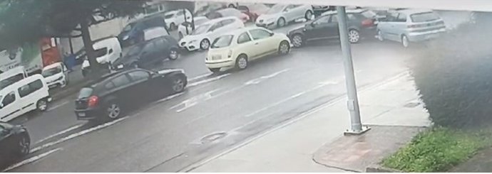 Un vehículo engancha a otro al dar marcha atrás y lo arrastra para despues engancharlo a otro vehículo y darse a la fuga