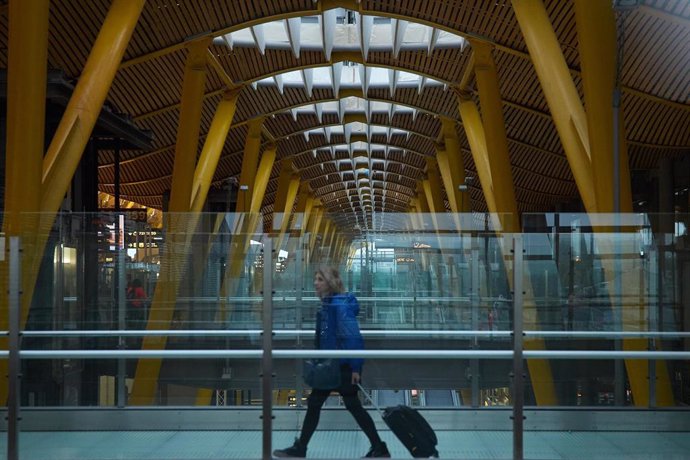 Archivo - Un viajero en el Aeropuerto Adolfo Suárez-Madrid Barajas, a 10 de diciembre de 2023, en Madrid (España). 