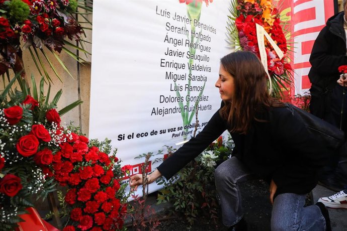 La portavoz de Más Madrid en el Ayuntamiento, Rita Maestre, durante la ofrenda floral por el 47 aniversario de los asesinatos de los Abogados de Atocha, en el monumento El Abrazo en la plaza de Antón Martín