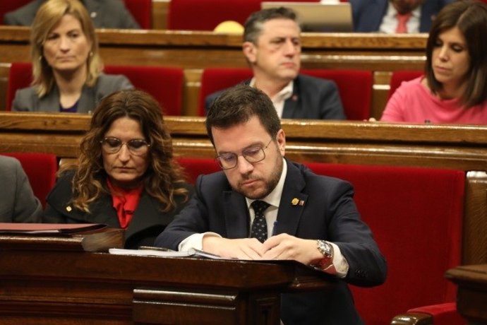 La vicepresidenta del Govern, Laura Vilagr, y el presidente del Govern, Pere Aragons, en el pleno del Parlament de este miércoles 24 de enero de 2024.
