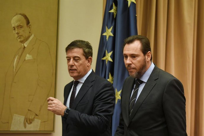 El candidato del PSdeG a la Presidencia de la Xunta de Galicia y diputado del PSOE, José Ramón Gómez Besteiro (i) y el ministro de Transportes y Movilidad Sostenible, Óscar Puente (d)