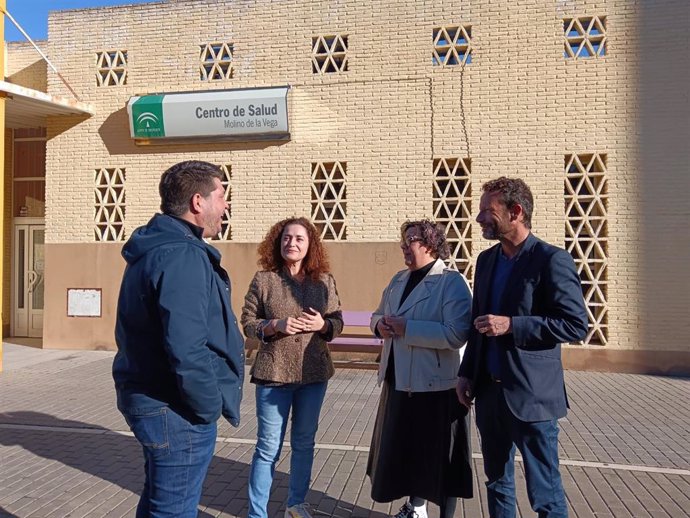 La portavoz del Grupo Parlamentario Por Andalucía, Inmaculada Nieto, en la puerta del centro de salud de El Molino de la Vega, en Huelva capital.