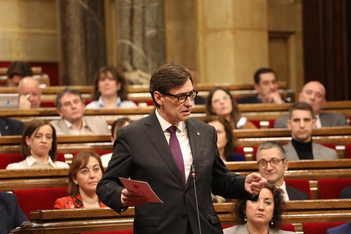 El primer secretario del PSC, Salvador Illa, interviene en el pleno del Parlament, a 24 de enero de 2024