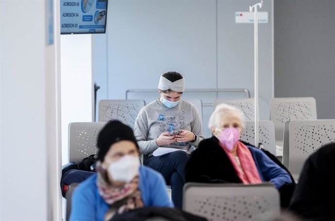 Una joven con mascarilla en el Hospital General Universitario Gregorio Marañón con mascarilla, a 11 de enero de 2024