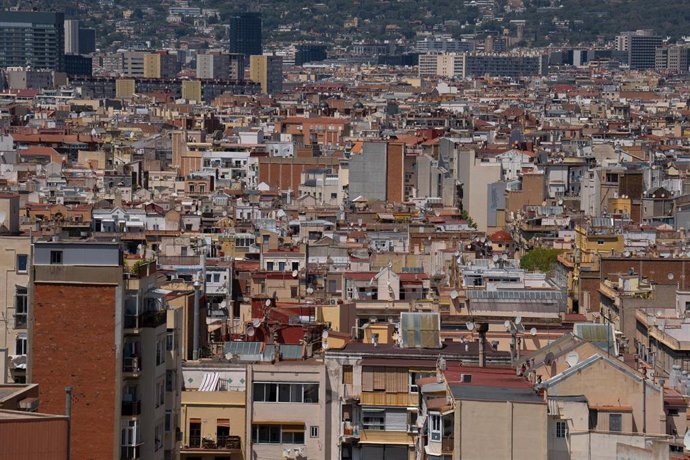 Archivo - Varios edificios de viviendas vistos desde el mirador del Poble Sec,  a 17 de mayo de 2023, en Barcelona, Cataluña (España). Después de su aprobación en el Congreso el pasado 27 de abril, hoy se ha aprobado en el Senado la Ley por el derecho a
