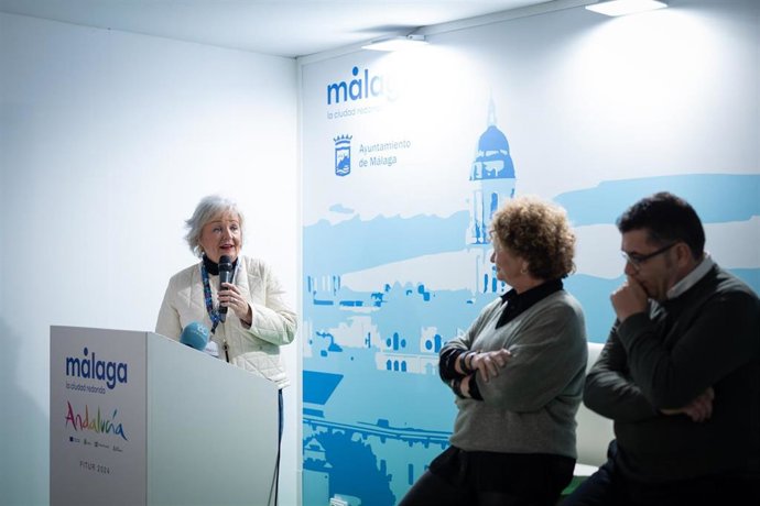 La concejala delegada de Fiestas, Teresa Porras, y los representantes de la Fundación Ciudadana del Carnaval de Málaga durante la presentación de la fiesta en Fitur.